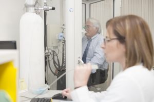 Técnico assiste o rigor da medição - Espirometria e provas funcionais respiratórias